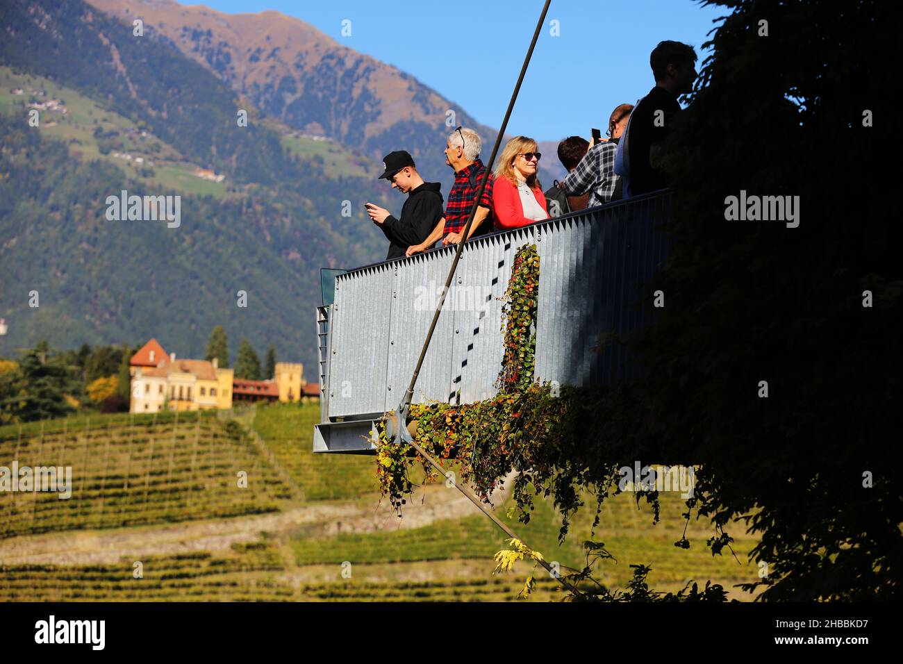Meran, die Gärten von Schloss Trauttmansdorff eröffnen exotische Gartenlandschaft mit luftiger Aussichtsplattform Südtirol, Dolomitas, Italien Foto de stock