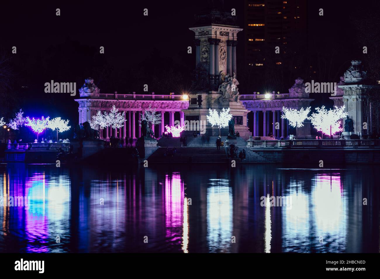 Madrid, España - 17 de diciembre de 2021: Lago en el Parque del Retiro de  Madrid iluminado con luces de Navidad Fotografía de stock - Alamy