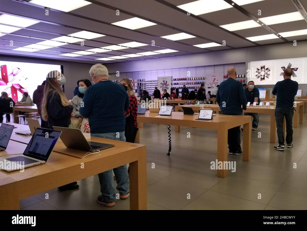 Delaware, U.S.A - 17 de diciembre de 2021 - Los clientes que compran la  electrónica y iPhones dentro de la tienda Apple dentro de Christiana Mall  Fotografía de stock - Alamy