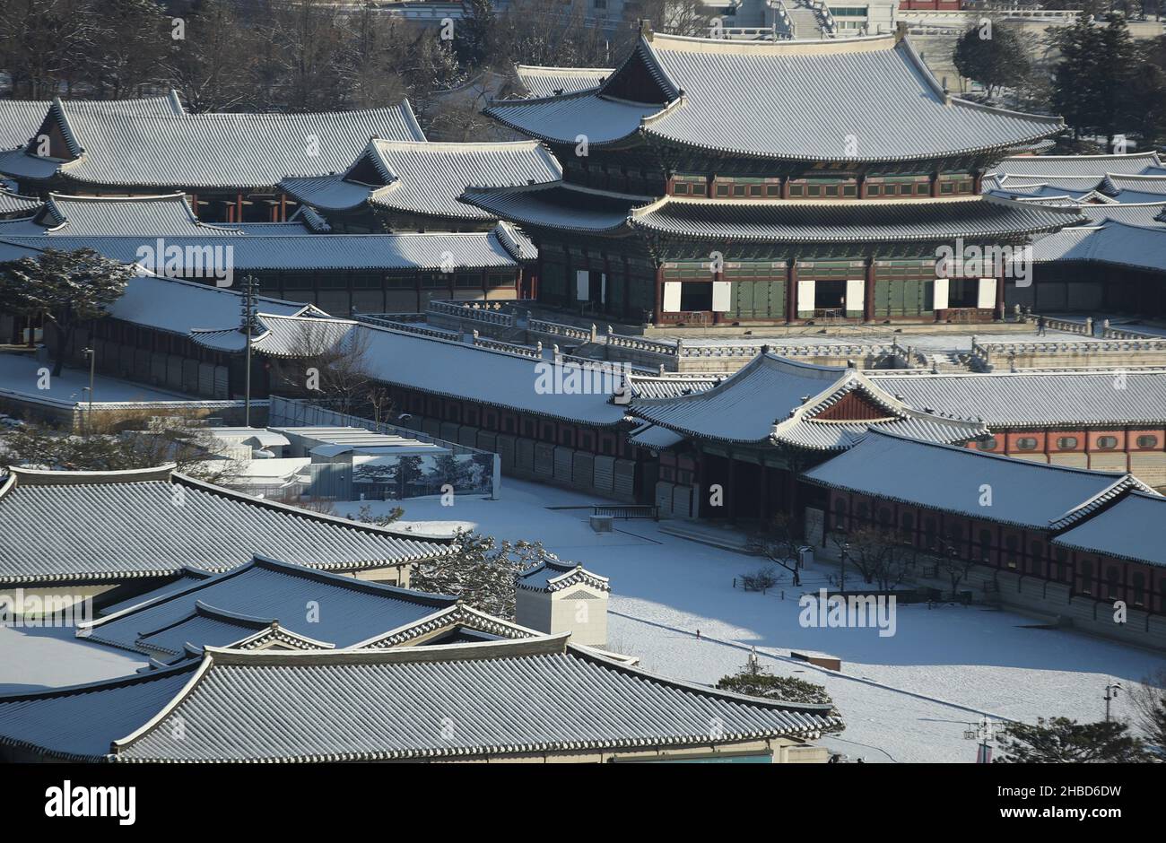 19th de Dic de 2021. Palacio Gyeongbok en la nieve El Palacio Gyeongbok, el palacio principal de la Dinastía Joseon (1392-1910), está cubierto de nieve durante la noche el 19 de diciembre de 2021, en el centro de Seúl. Crédito: Yonhap/Newcom/Alamy Live News Foto de stock