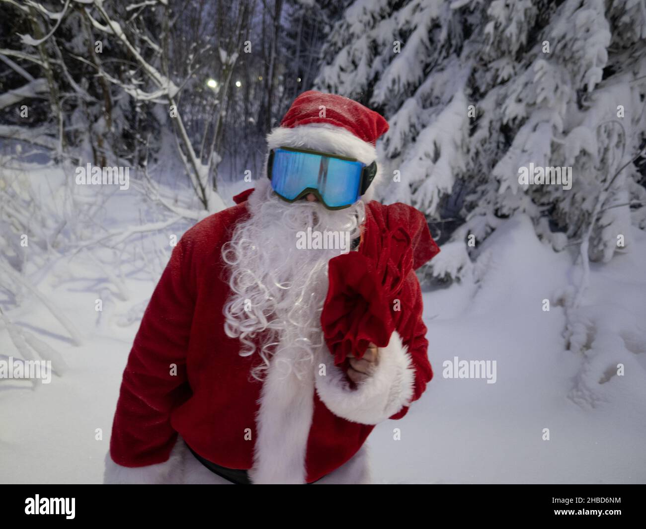 Retrato de Santa Claus en gafas de esquí en el bosque de invierno. Navidad. Foto de stock