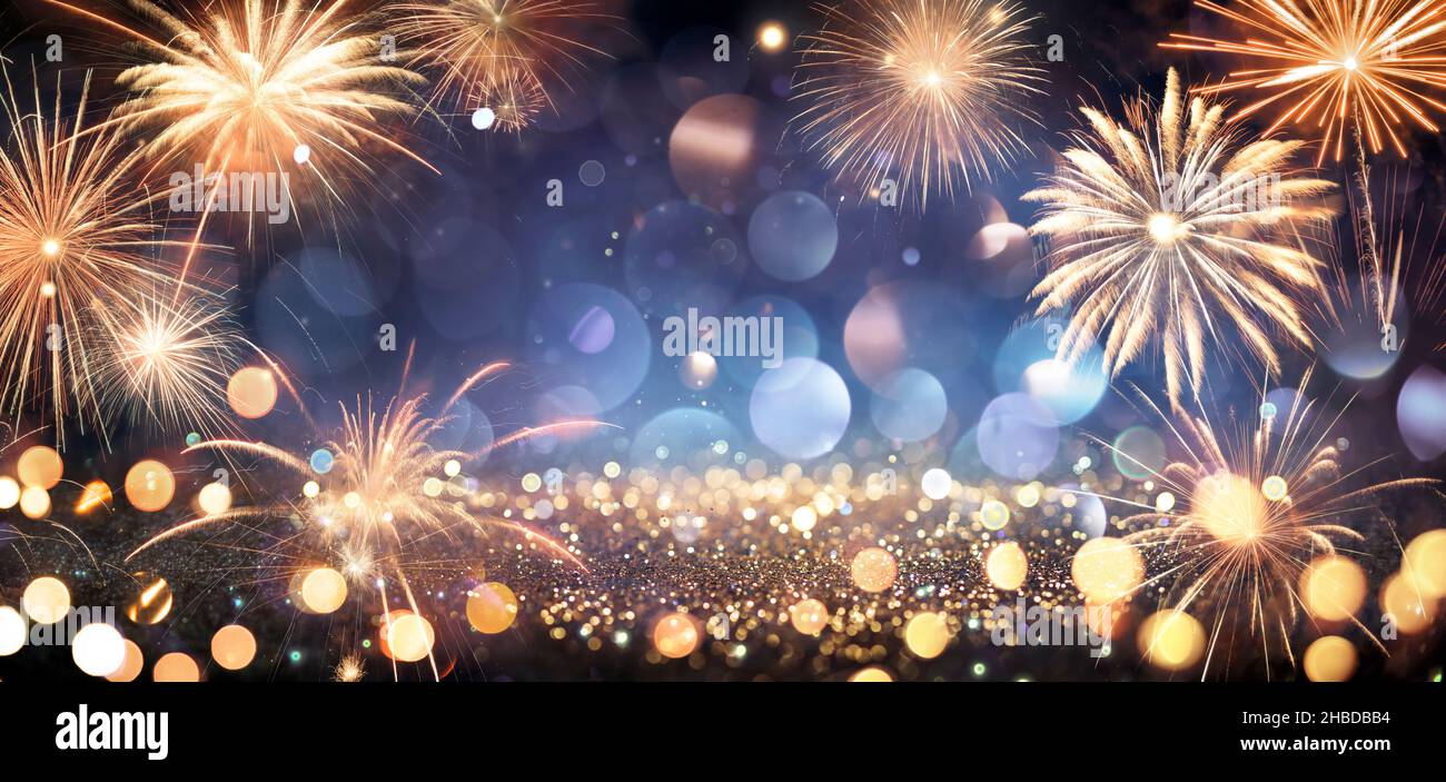 Aniversario de la Celebración - Fuegos Artificiales de Oro en Noche Azul con Camada - Textura Abstracta Desfocada Foto de stock