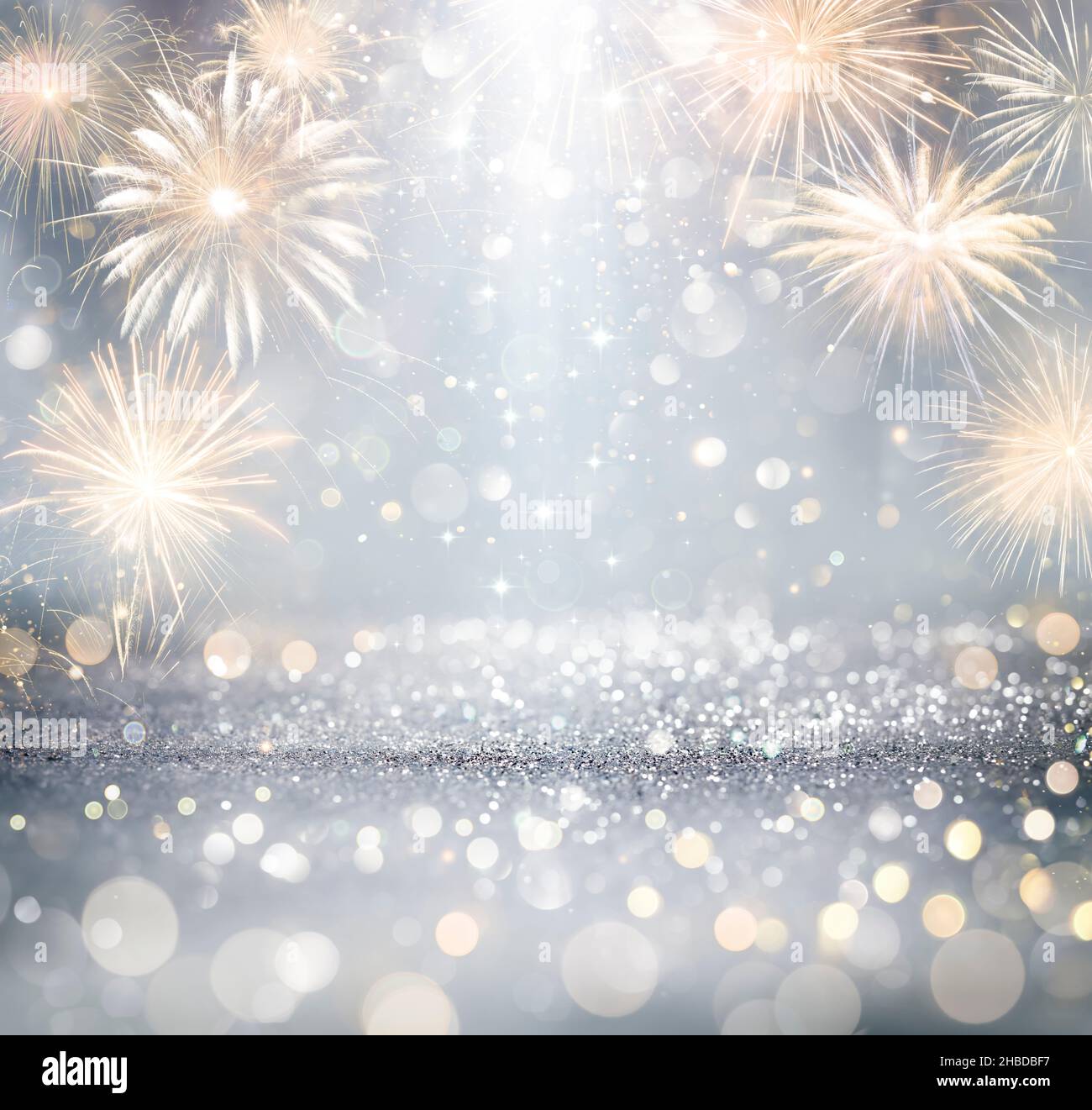 Celebración de plata con fuegos artificiales y brillos - Aniversario de Año Nuevo con luces abstractas desfocadas Foto de stock