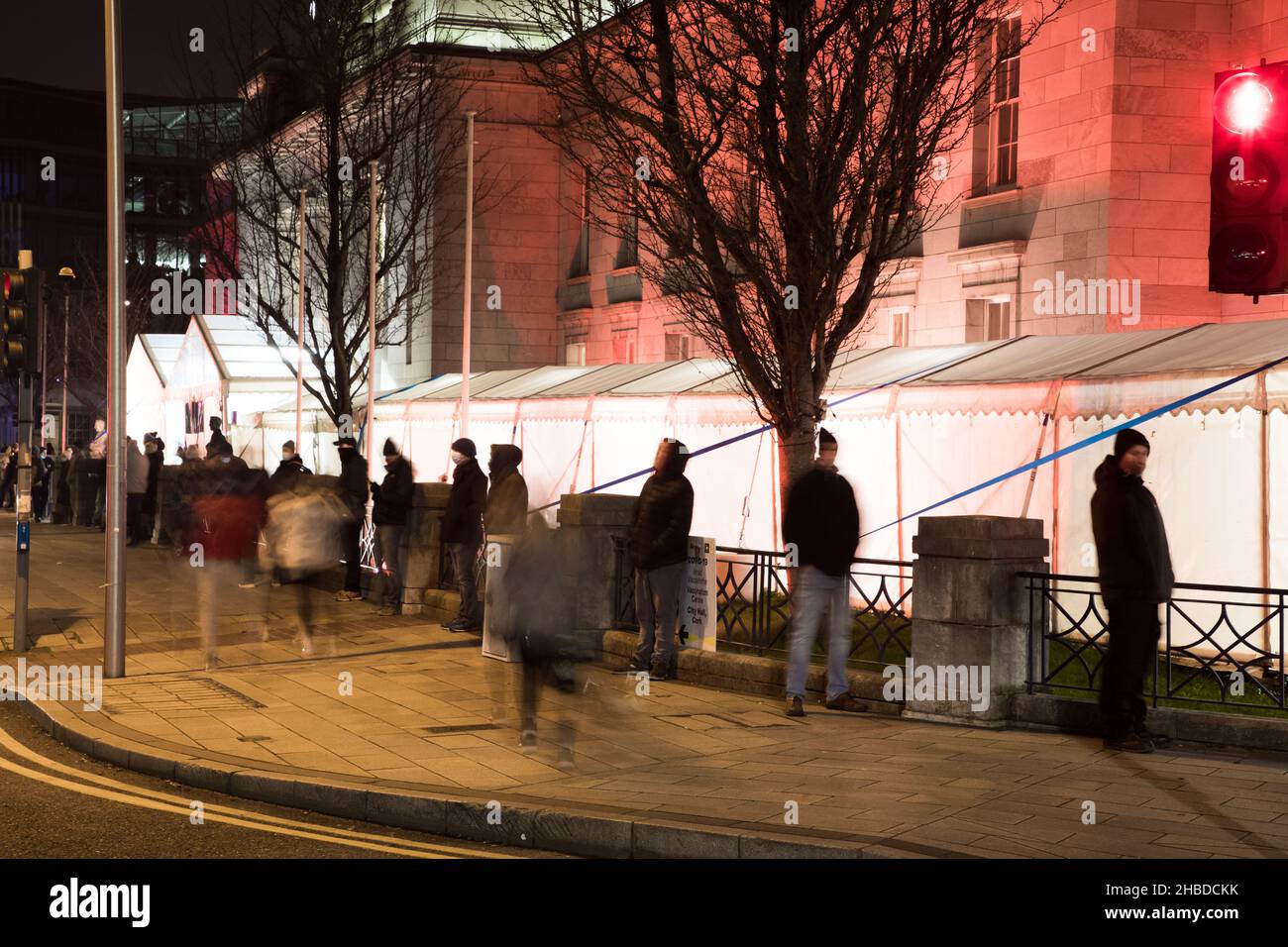 Cork, Irlanda. 19th de diciembre de 2021. En el primer día, donde más de cuarenta años podían obtener sus disparos de refuerzo, se formaron colas alrededor de 6,00am en Anglesea Street, dos horas antes de que los jabs comenzaran en el Ayuntamiento, Cork, Irlanda. - Crédito; David Creedon / Alamy Live News Foto de stock