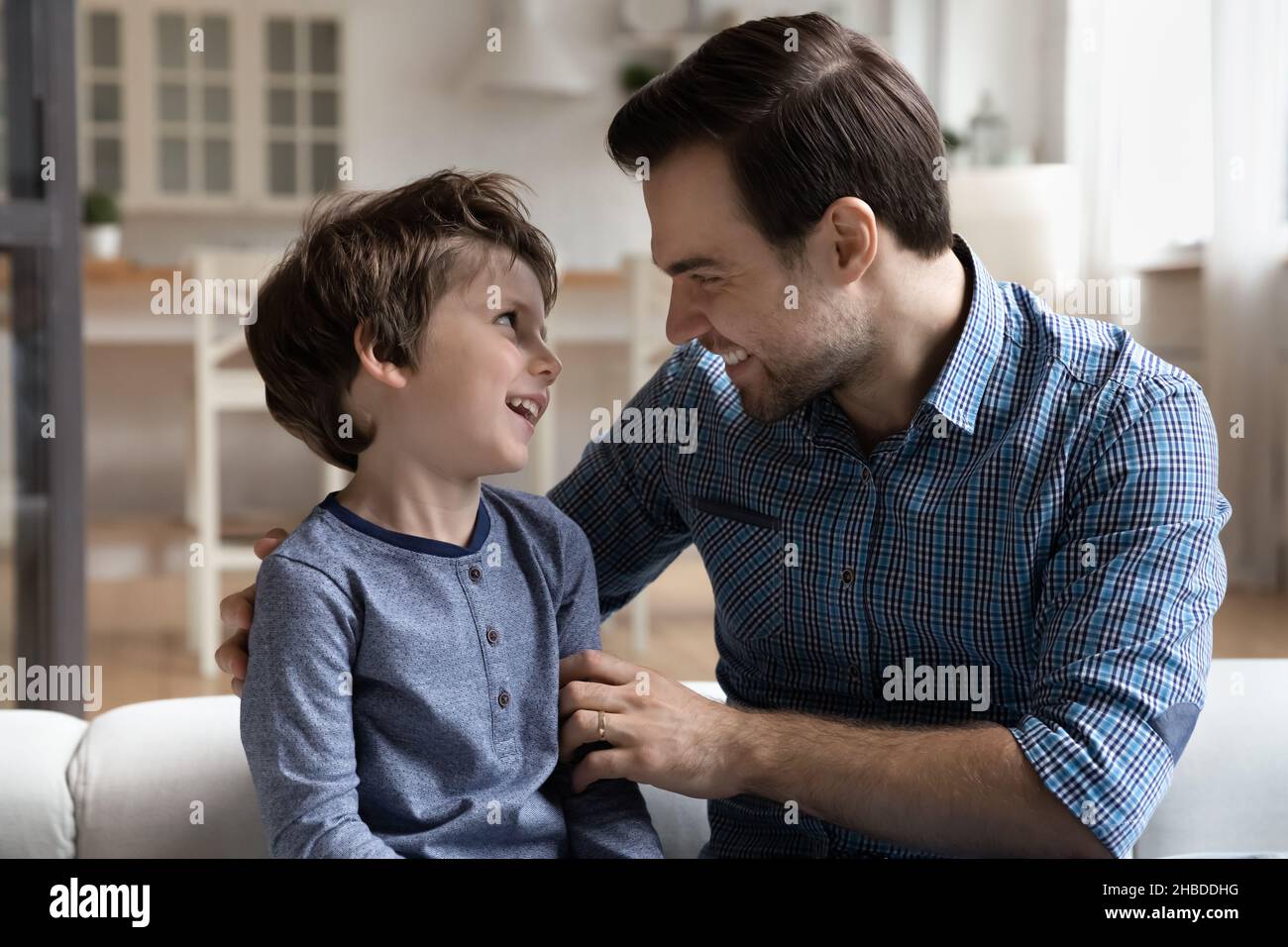 Papá hablando con si hijo fotografías e imágenes de alta resolución - Alamy