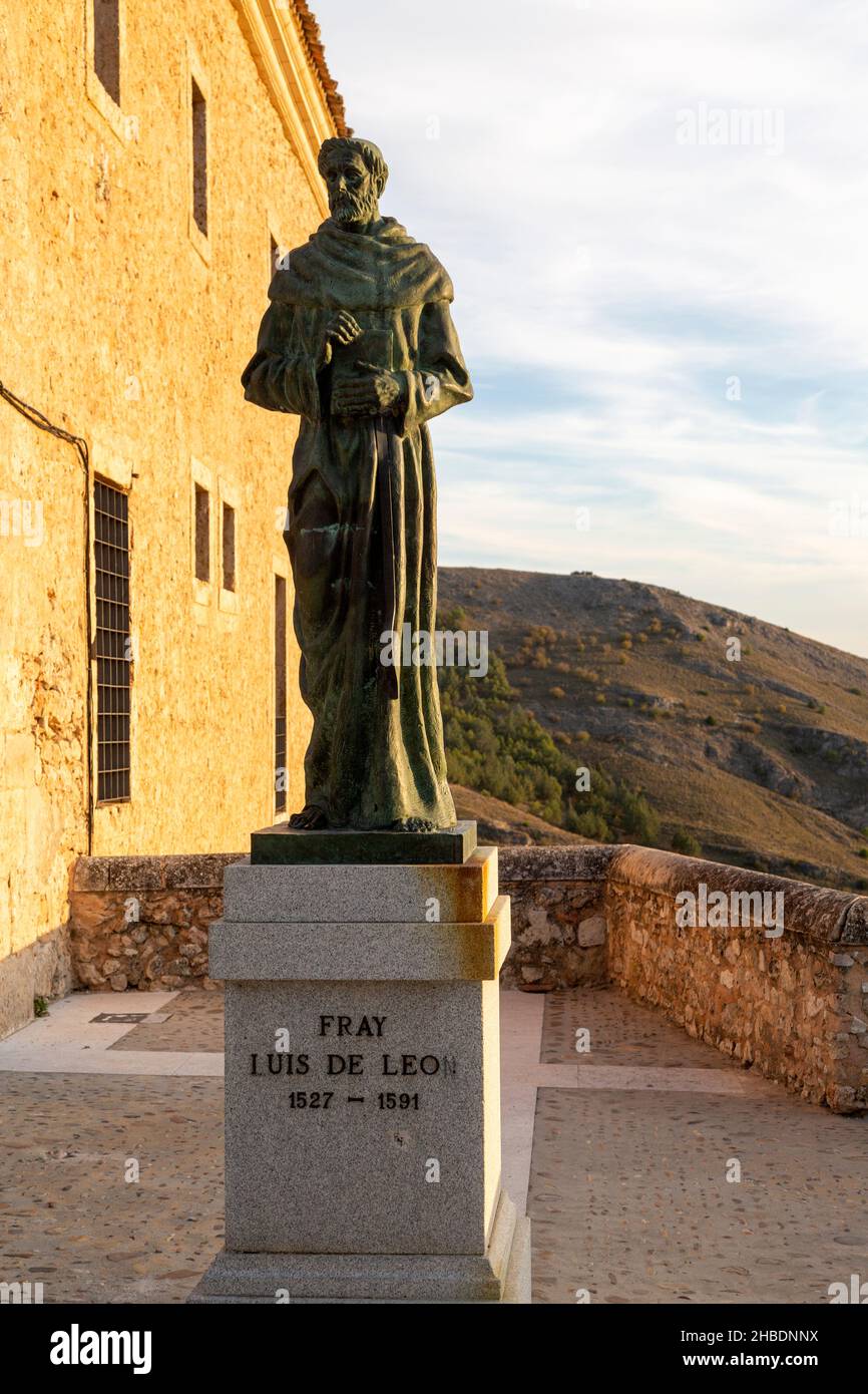 Estatua de bronce escultura de Fray Luis de León 1527-1591, de Javier Barrios, Cuenca, Castilla La Mancha, España Foto de stock