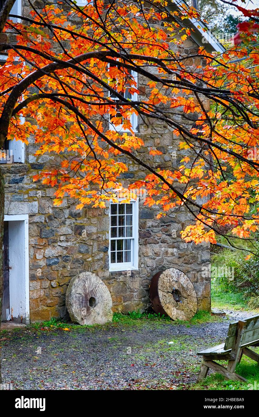 Piedras de molino en un molino durante el otoño, Cooper Mill, Chatham, Morris County, Nueva Jersey Foto de stock