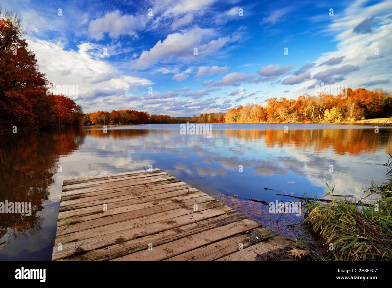 Vista panorámica de otoño del lago Cushetunk. Estación Whitehouise, Condado de Hunterdon, Nueva Jersey, Estados Unidos Foto de stock