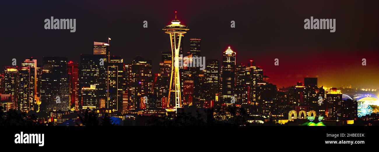 Panorama Nocturno de Seattle con la Aguja Espacial en el Caenter y la Rueda de Fris Waterfron a la derecha, Estado de Washington, Estados Unidos Foto de stock