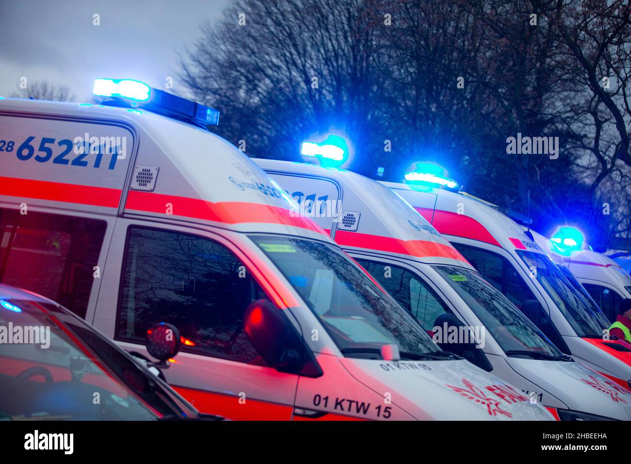 Colonia, Alemania. 19th de Dic de 2021. Las ambulancias con luces azules  participan en el espectáculo de luz azul para niños enfermos en un hospital  infantil. Los servicios de emergencia pusieron un