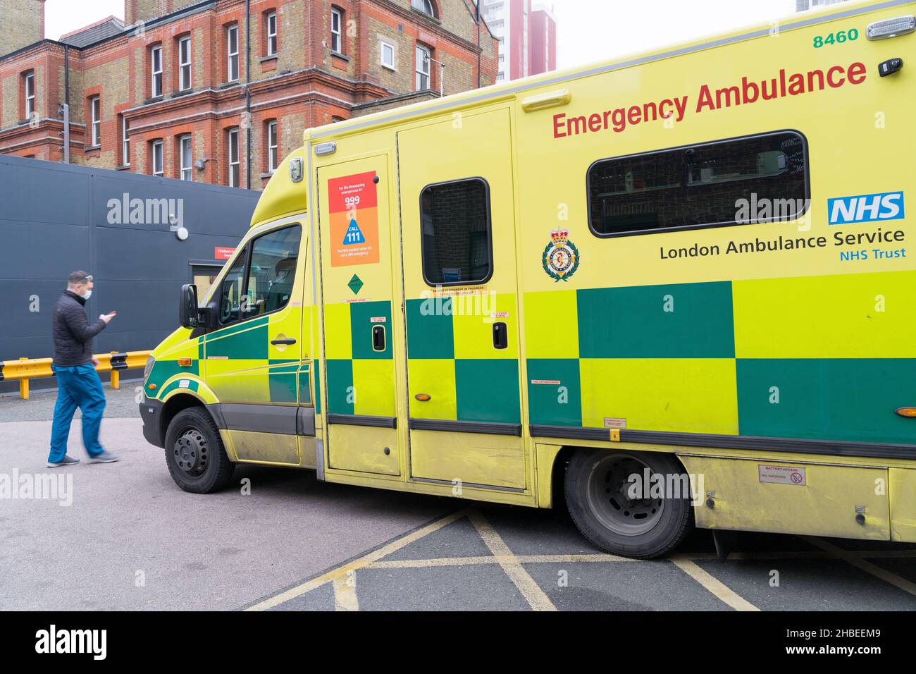 Lewisham Londres, Reino Unido. 19th de Dic de 2021. Las ambulancias de Londres están respondiendo a las llamadas de emergencia que llevan a los pacientes al Hospital Universitario Lewisham para tratamientos adicionales durante la gripe de invierno y la temporada de aumento de Omicrón en toda Inglaterra. Crédito: xiu bao/Alamy Live News Foto de stock