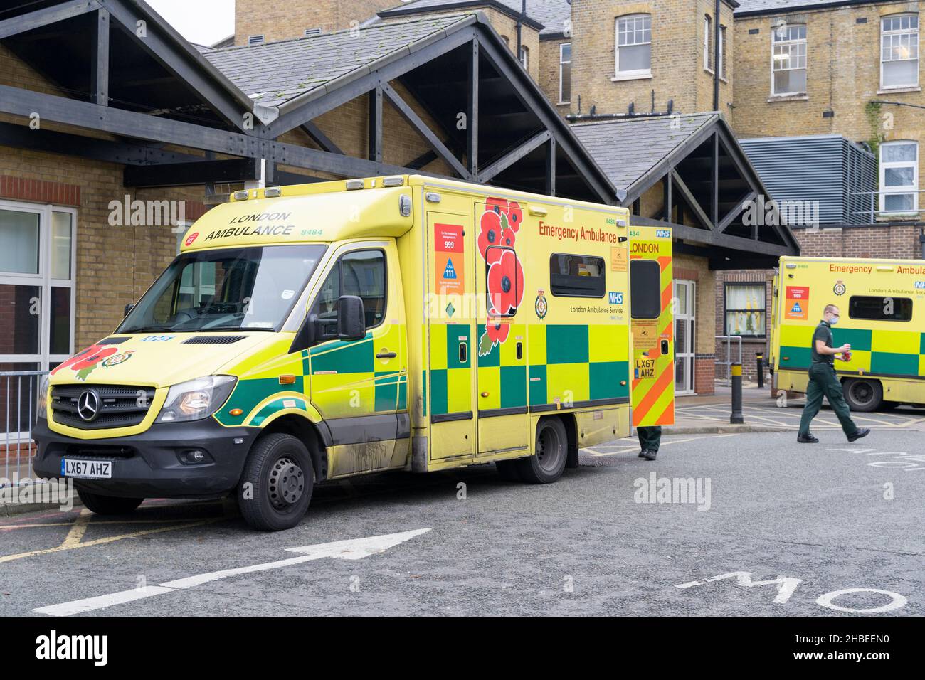 Lewisham Londres, Reino Unido. 19th de Dic de 2021. Las ambulancias de Londres están respondiendo a las llamadas de emergencia que llevan a los pacientes al Hospital Universitario Lewisham para tratamientos adicionales durante la gripe de invierno y la temporada de aumento de Omicrón en toda Inglaterra. Crédito: xiu bao/Alamy Live News Foto de stock