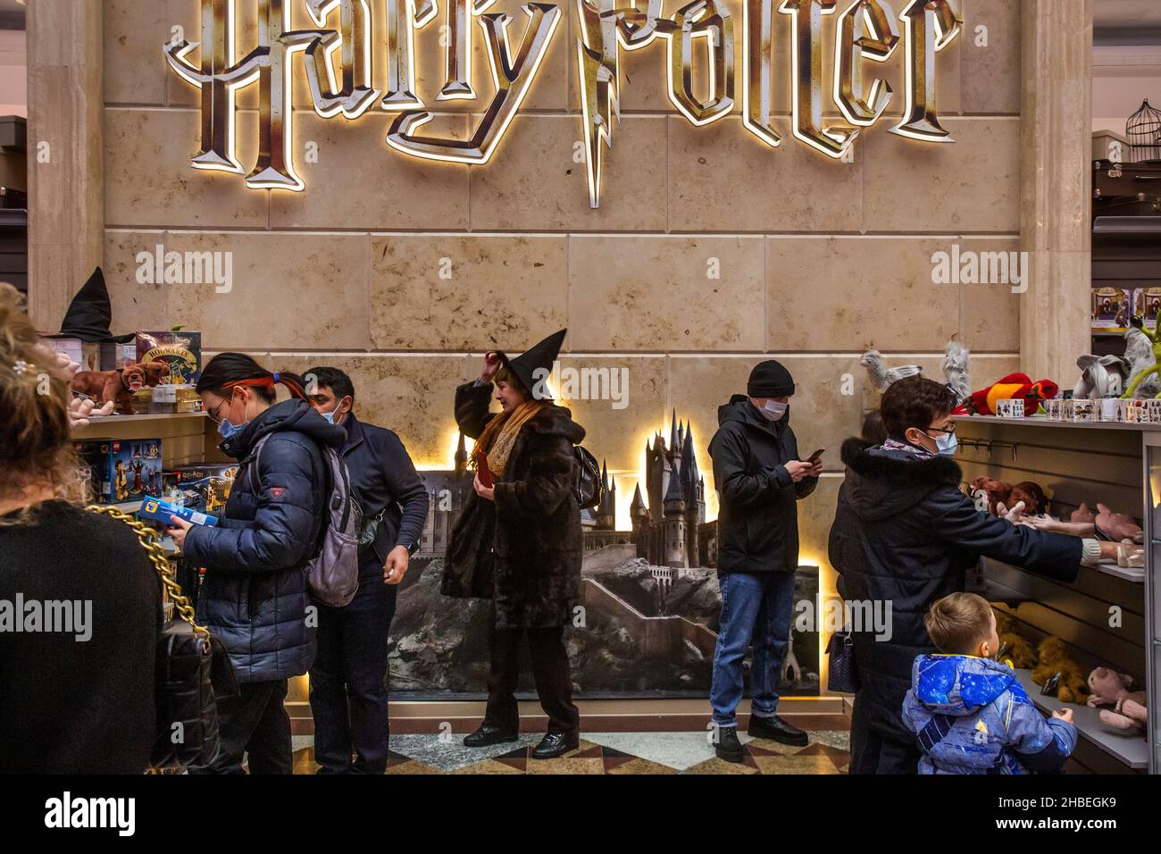 Moscú, Rusia. 19th de 2021 personas visitan la tienda pop-up de Harry Potter en la Central Children's Store en Lubyanka Square en Moscú; la tienda vende de la marca Harry