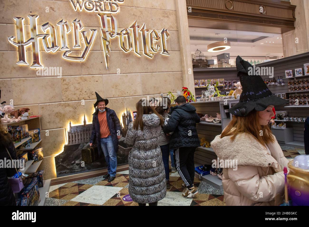 Moscú, Rusia. 19th de diciembre, 2021 personas visitan la tienda pop-up de Harry Potter la Central Children's Store en Lubyanka Square en Moscú; la vende juguetes de la marca Harry