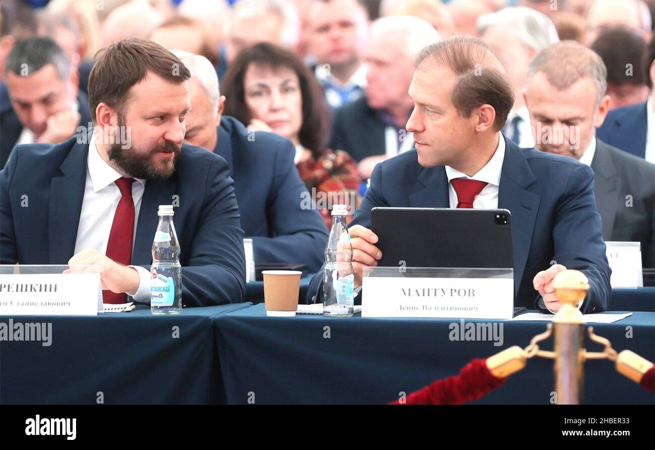 Moscú, Rusia. 17 de diciembre de 2021. El Presidente ruso Aide Maxim Oreshkin, de izquierda, y el Ministro de Industria y Comercio Denis Manturov durante la sesión plenaria del Congreso de la Unión Rusa de Industriales y Empresarios de 30th en el Palacio Estatal del Kremlin, el 17 de diciembre de 2021 en Moscú, Rusia. Crédito: Mikhail Metzel/Kremlin Pool/Alamy Live News Foto de stock