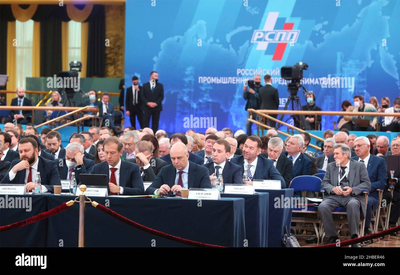 Moscú, Rusia. 17 de diciembre de 2021. El presidente ruso Aide Maxim Oreshkin, de la izquierda, se sienta junto al ministro de Industria y Comercio Denis Manturov, centro, y el ministro de Finanzas Anton Siluanov durante la sesión plenaria del Congreso de la Unión Rusa de Industriales y Empresarios de 30th en el Palacio del Kremlin del Estado, el 17 de diciembre de 2021 en Moscú, Rusia. Crédito: Mikhail Metzel/Kremlin Pool/Alamy Live News Foto de stock