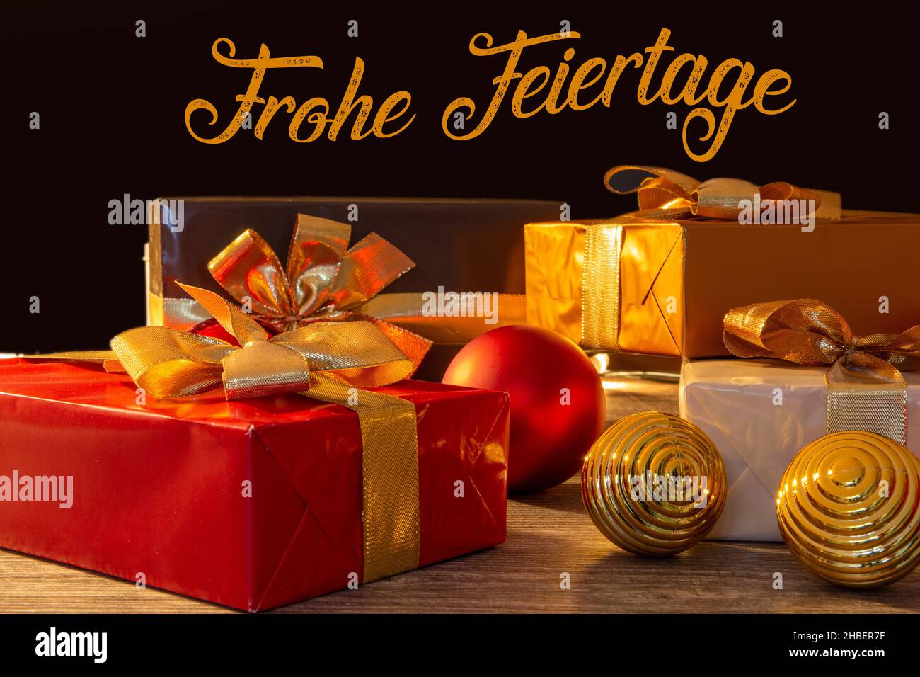 Mesa de regalo de Navidad con saludos de Navidad en alemán Foto de stock