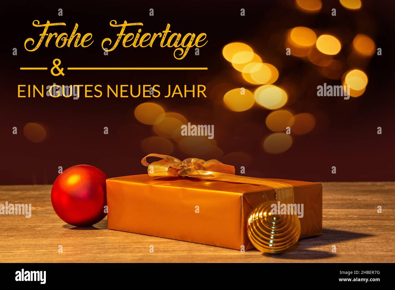 Mesa de regalo de Navidad con saludos de Navidad y Año Nuevo en alemán Foto de stock
