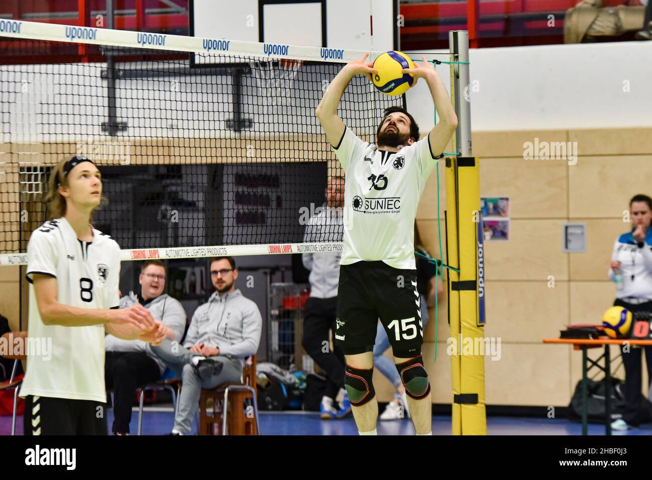 Alemania ,Eltmann, Georg Schäfer Halle - 19 Dec 2021 - 3.Liga, Voleibol - VC Eltmann vs TSV Eibelstadt Imagen: El entrenador Philipp Fischer (TSV Eibelstadt, 15) en acción. Foto de stock