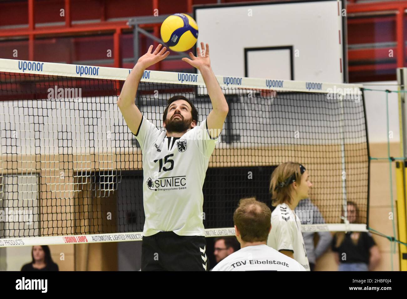 Alemania ,Eltmann, Georg Schäfer Halle - 19 Dec 2021 - 3.Liga, Voleibol - VC Eltmann vs TSV Eibelstadt Imagen: El entrenador Philipp Fischer (TSV Eibelstadt, 15) en acción. Foto de stock