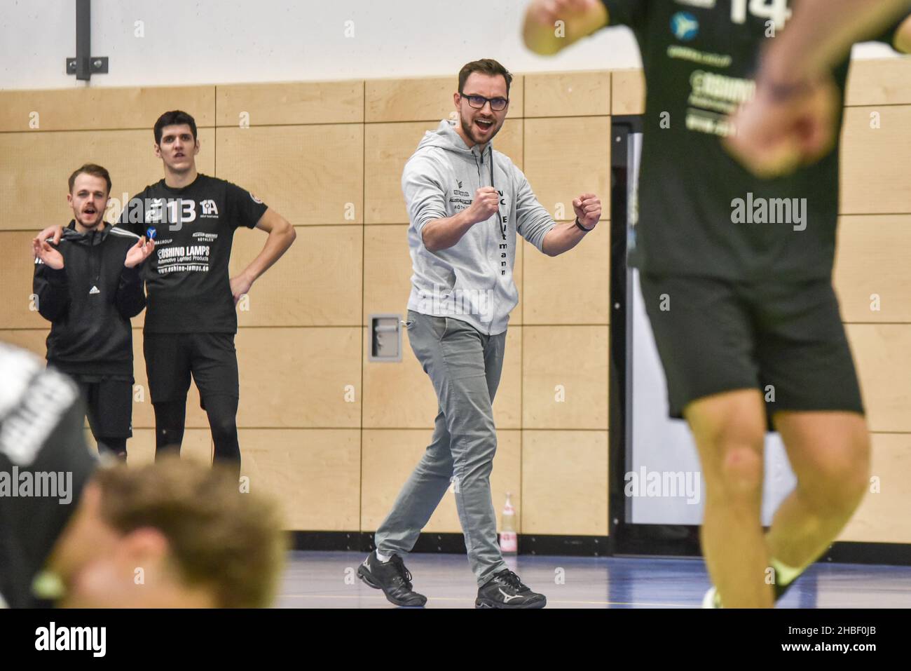 Alemania ,Eltmann, Georg Schäfer Halle - 19 Dec 2021 - 3.Liga, Voleibol - VC Eltmann vs TSV Eibelstadt Imagen: El entrenador Christian Kranz (VC Eltmann) celebra ganar el primer set. Foto de stock