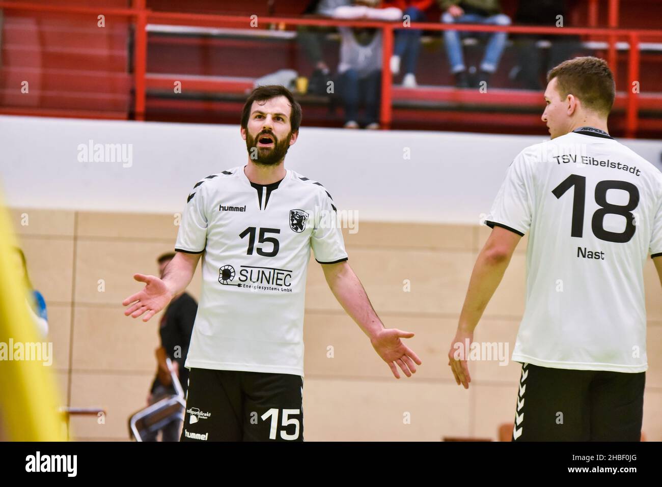 Alemania ,Eltmann, Georg Schäfer Halle - 19 Dec 2021 - 3.Liga, Voleibol - VC Eltmann vs TSV Eibelstadt Imagen: El entrenador Philipp Fischer (TSV Eibelstadt, 15) disputando una llamada del funcionario. Foto de stock