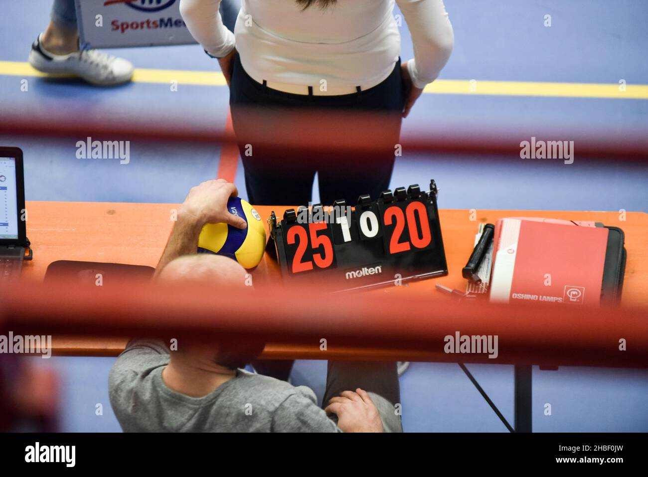 Alemania ,Eltmann, Georg Schäfer Halle - 19 Dec 2021 - 3.Liga, Voleibol - VC Eltmann vs TSV Eibelstadt Imagen: La tabla de marcadores al final del set 2nd; 25:20 para VC Eltmann. Foto de stock