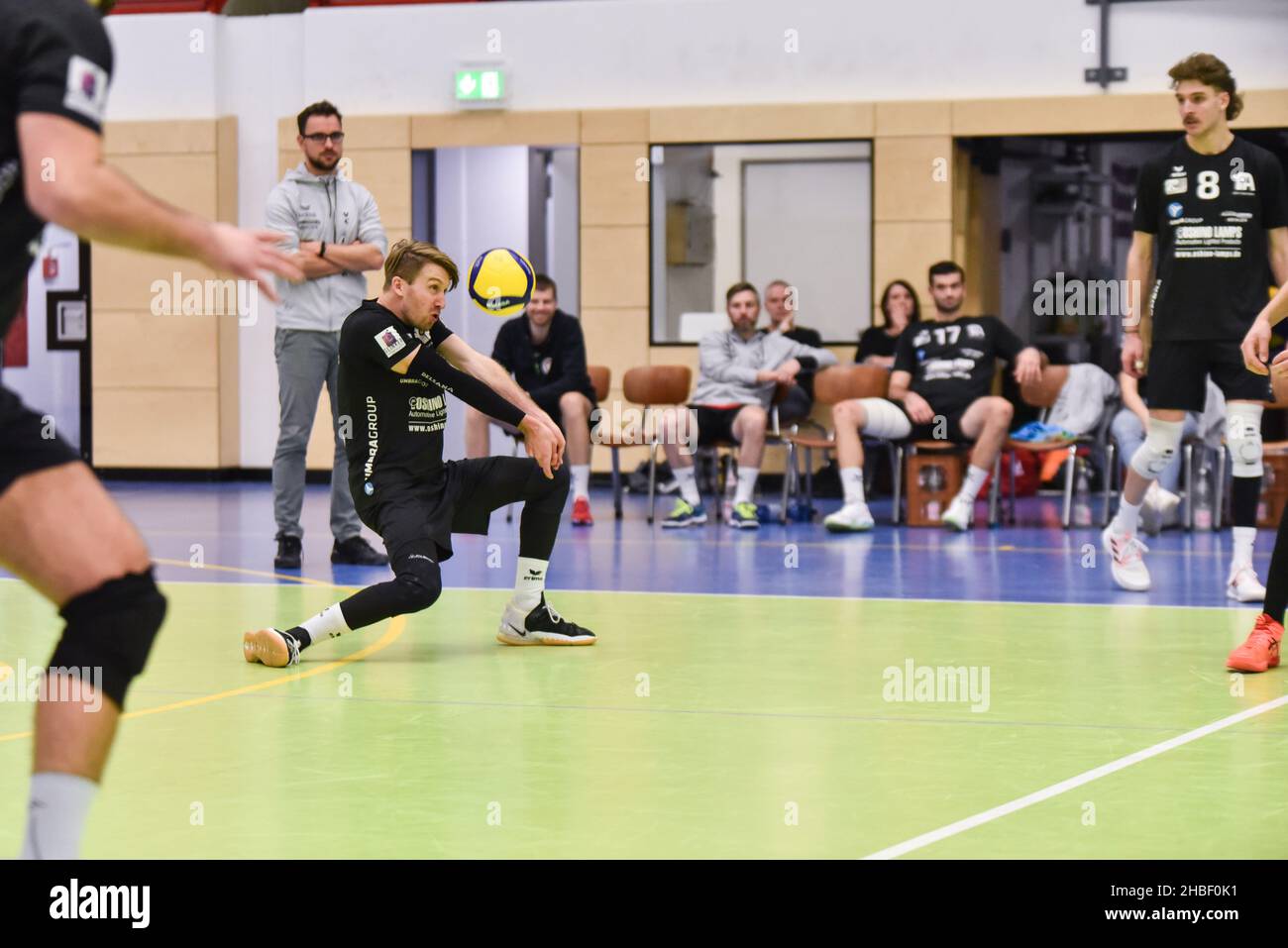 Alemania ,Eltmann, Georg Schäfer Halle - 19 Dec 2021 - 3.Liga, Voleibol - VC Eltmann vs TSV Eibelstadt Imagen: Johannes Engel (VC Eltmann, 3) bajándose para devolver un Servicio. Foto de stock