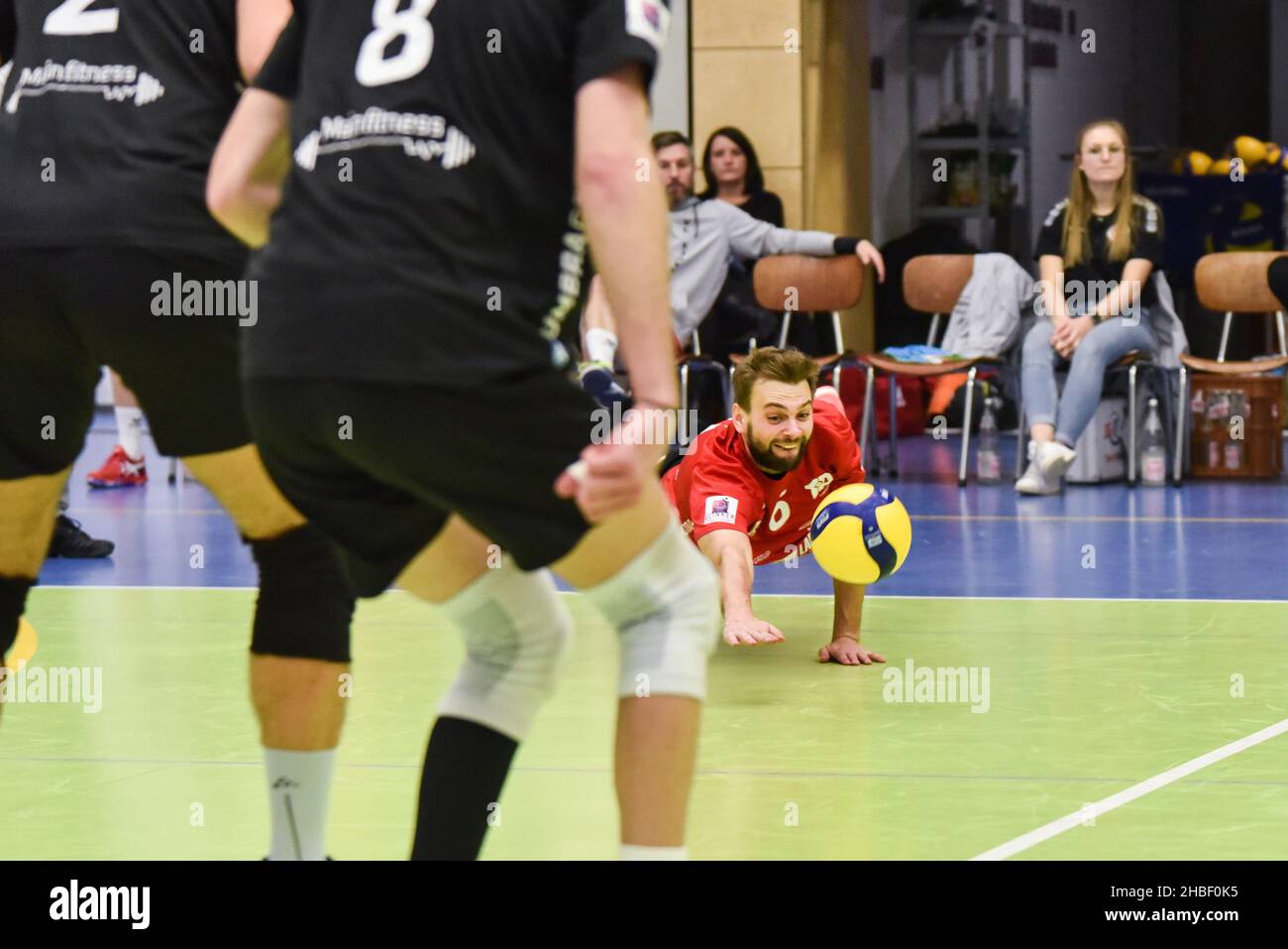 Alemania ,Eltmann, Georg Schäfer Halle - 19 Dec 2021 - 3.Liga, Voleibol - VC Eltmann vs TSV Eibelstadt Imagen: Maximilian Kolbe (VC Eltmann, 6) lanza su mano sobre el suelo para recuperar un pico duro. Foto de stock