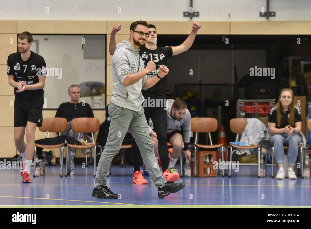 Alemania ,Eltmann, Georg Schäfer Halle - 19 Dec 2021 - 3.Liga, Voleibol - VC Eltmann vs TSV Eibelstadt Imagen: (FLTR) El entrenador Christian Kranz (VC Eltmann) y Milan Pajkic (VC Eltmann, 13) celebran después de que el punto final del partido llegue al suelo. Foto de stock