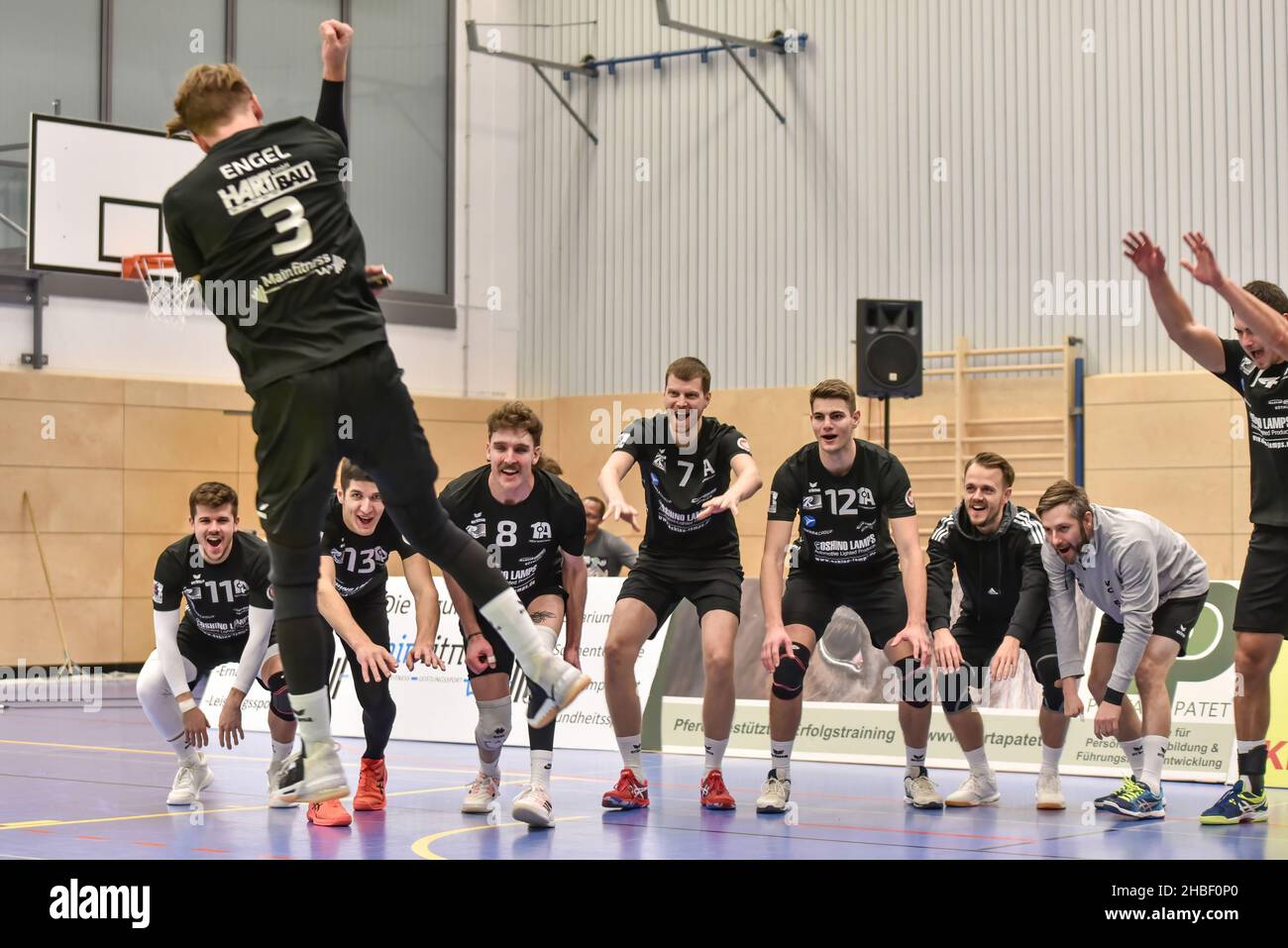 Alemania ,Eltmann, Georg Schäfer Halle - 19 Dec 2021 - 3.Liga, Voleibol - VC Eltmann vs TSV Eibelstadt Imagen: “El hombre del partido” Johannes Engel (VC Eltmann, 3) celebra con sus compañeros de equipo después de recuperar su premio. Foto de stock