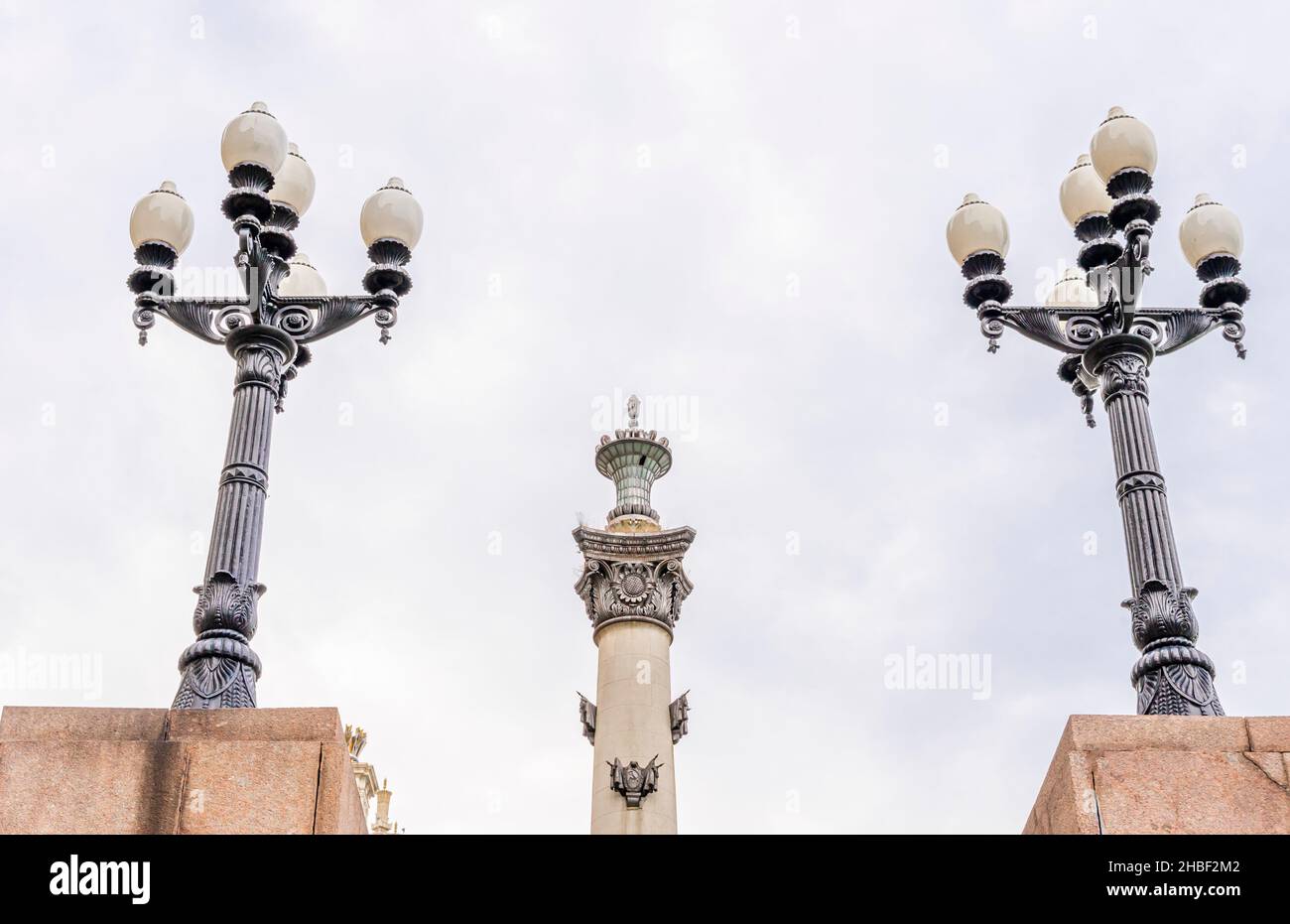 Lámparas de calle neoclasicistas. Arquitectura estalinista, diseñada en estilo neoclasicista imperial, 1949-1953, Rusia Foto de stock