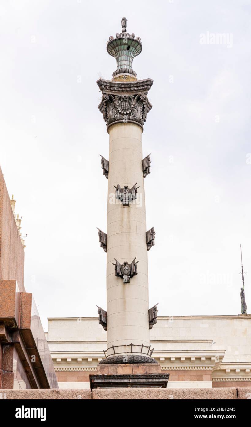 Columna neoclasicista con símbolos comunistas soviéticos Arquitectura estalinista, diseñada en estilo neoclasicista imperial, 1949-1953, Rusia Foto de stock