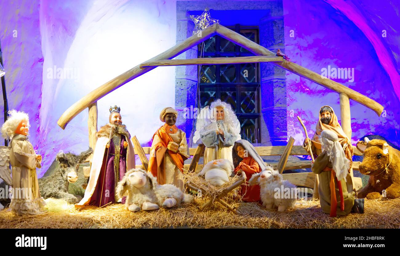 El nacimiento de la escena crista de Jesús. Sagrada Familia y Jesús en el jardín. Foto de stock