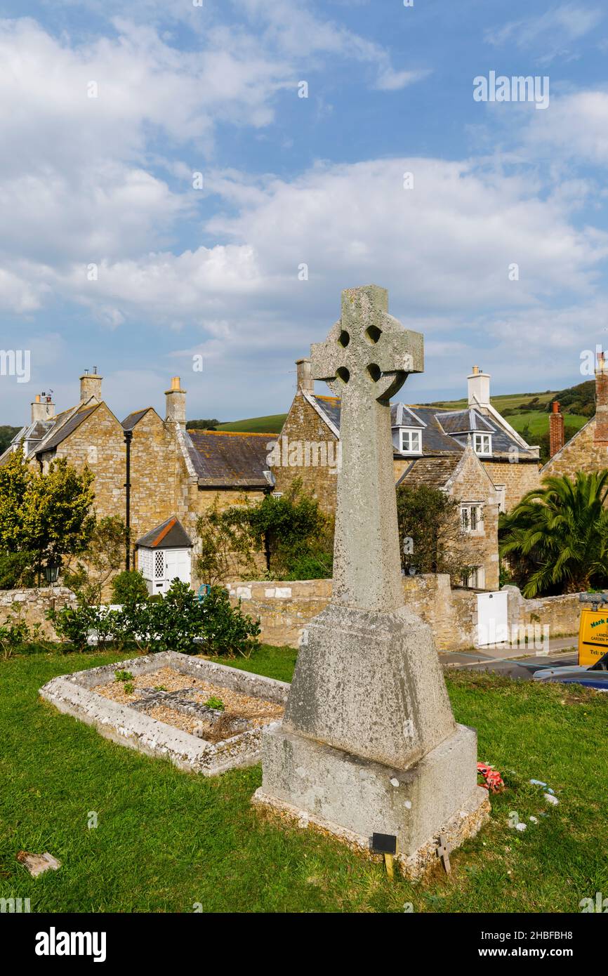 Monumento conmemorativo de la guerra de la cruz celta en el cementerio de la histórica iglesia medieval de San Nicolás del siglo 14th en Abbotsbury, un pueblo en Dorset, al suroeste de Inglaterra Foto de stock