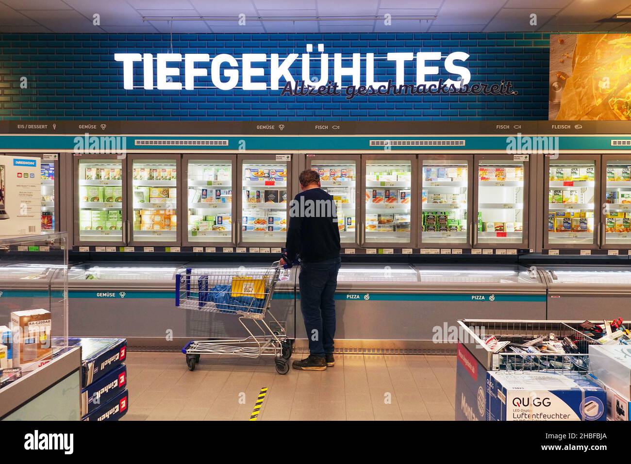 Sección de alimentos congelados de un supermercado Foto de stock