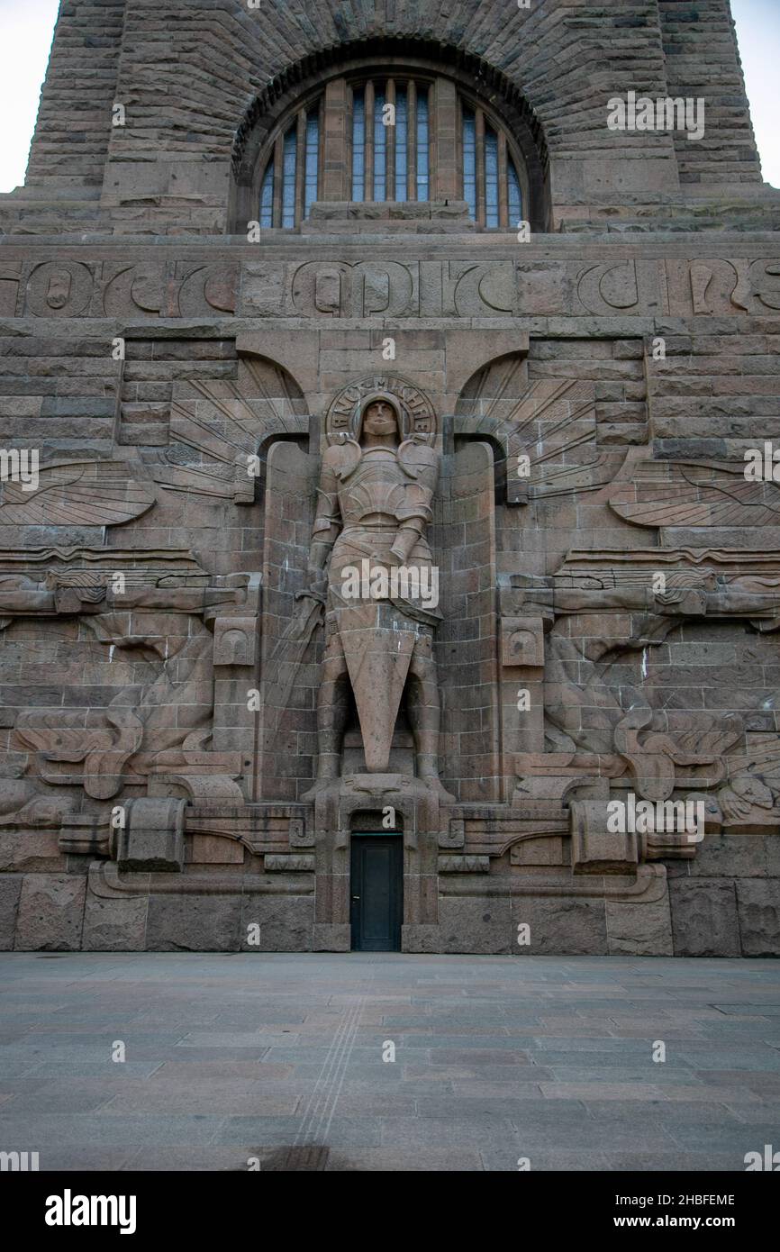 Un disparo vertical de una entrada del Monumento a la Batalla de las Naciones en Leipzig Alemania Foto de stock