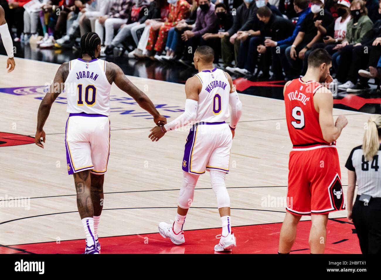 Chicago, Estados Unidos. 19th de Dic de 2021. DeAndre Jordan #10 y Russel  Westbrook #0 Los Angeles Lakers durante el juego el domingo, 19 de  diciembre de 2021 en el United Center
