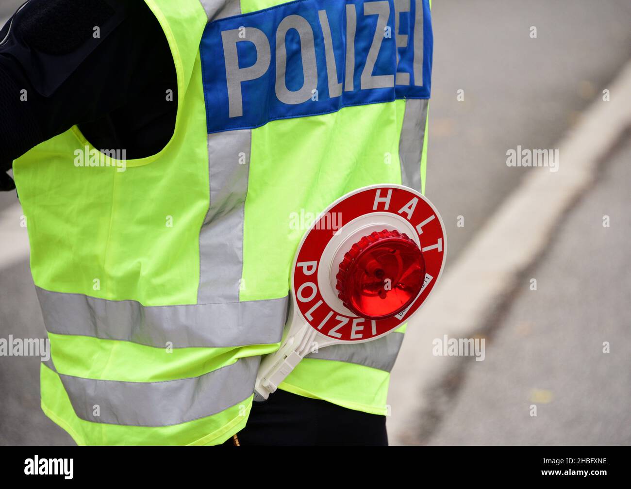 Policía con chaleco amarillo y detener llana, durante un control de  tráfico, Alemania Fotografía de stock - Alamy