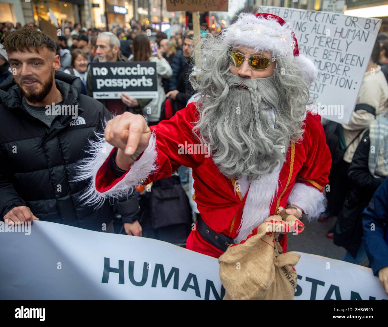 Pic muestra: Bad Santa - Anti-Vaxxer, anti masker, anti Covid pasaportes Miles marzo en el centro de Londres Sábado 18.12.21 fuera de John Lewis en Ox Foto de stock