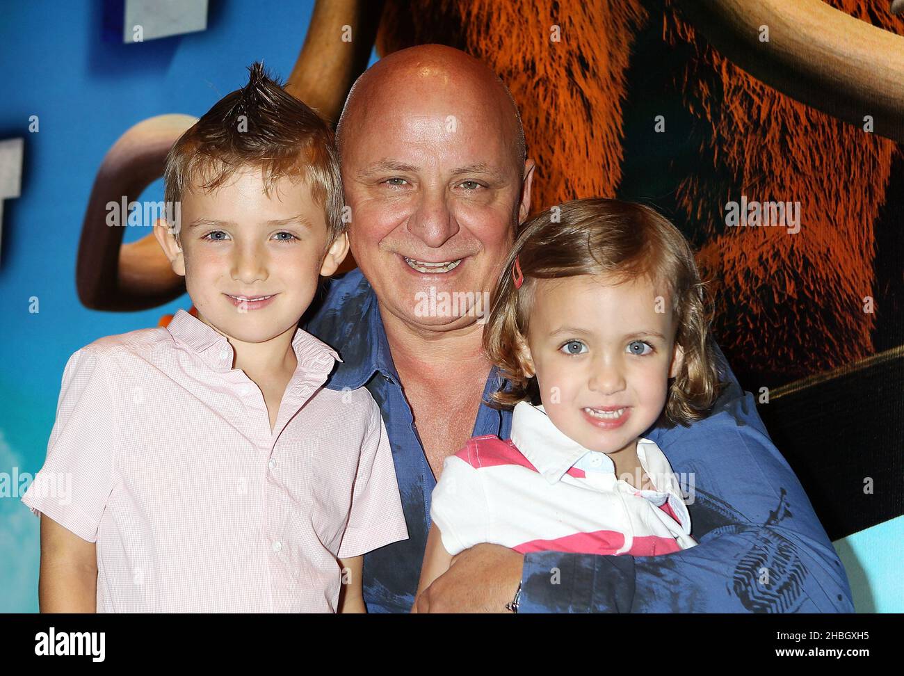 Rocco Zilli, Aldo Zilli y Twiggy Zilli llegan a la Gala Continental Drift de la Edad de Hielo 4 de 4 años: Proyección de gala de la deriva continental celebrada en el Empire Cinema, Leicester Square, Londres Foto de stock