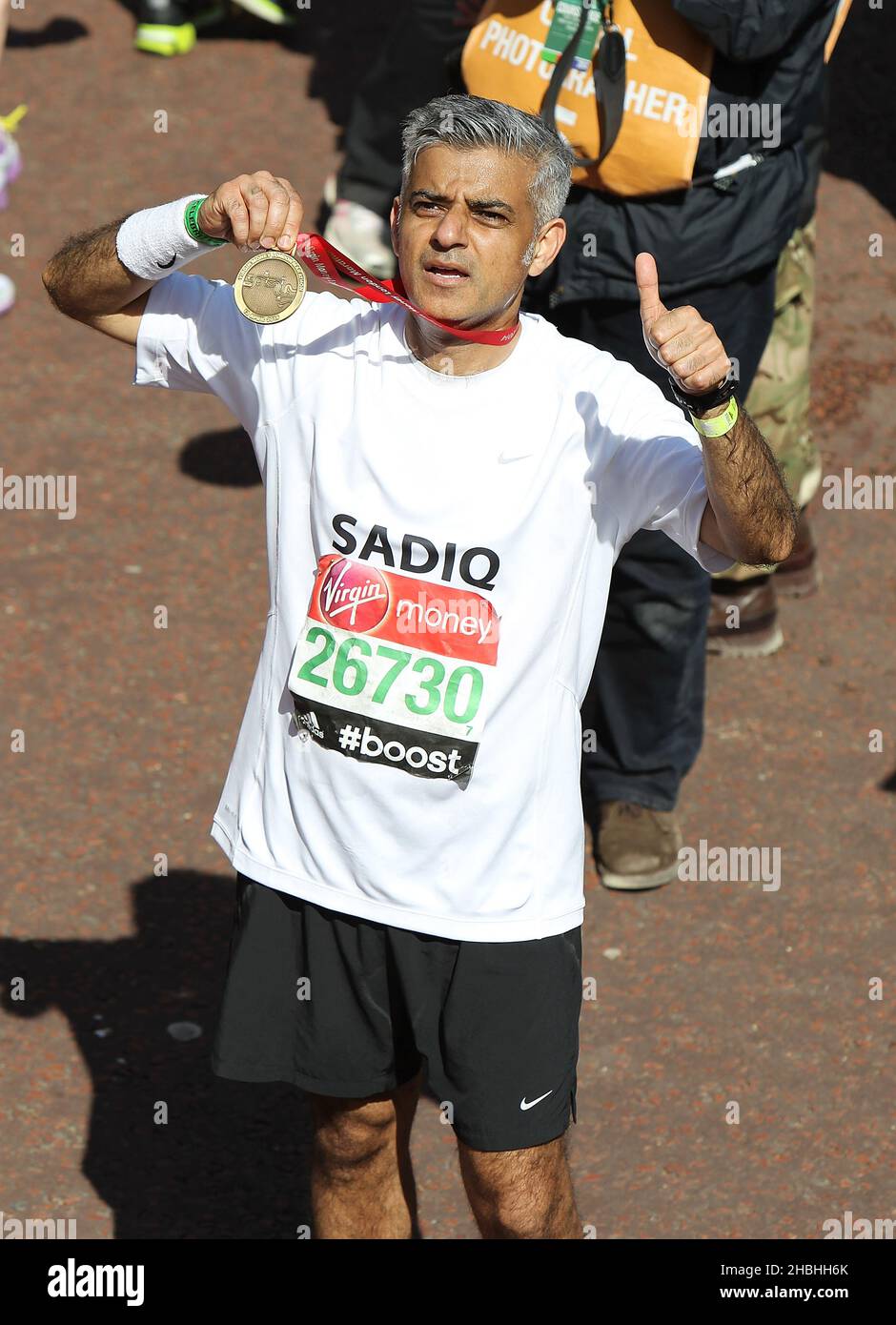 Sadiq Khan con medalla en la línea final de la Maratón Virgin Money London en el centro comercial de Londres. Foto de stock