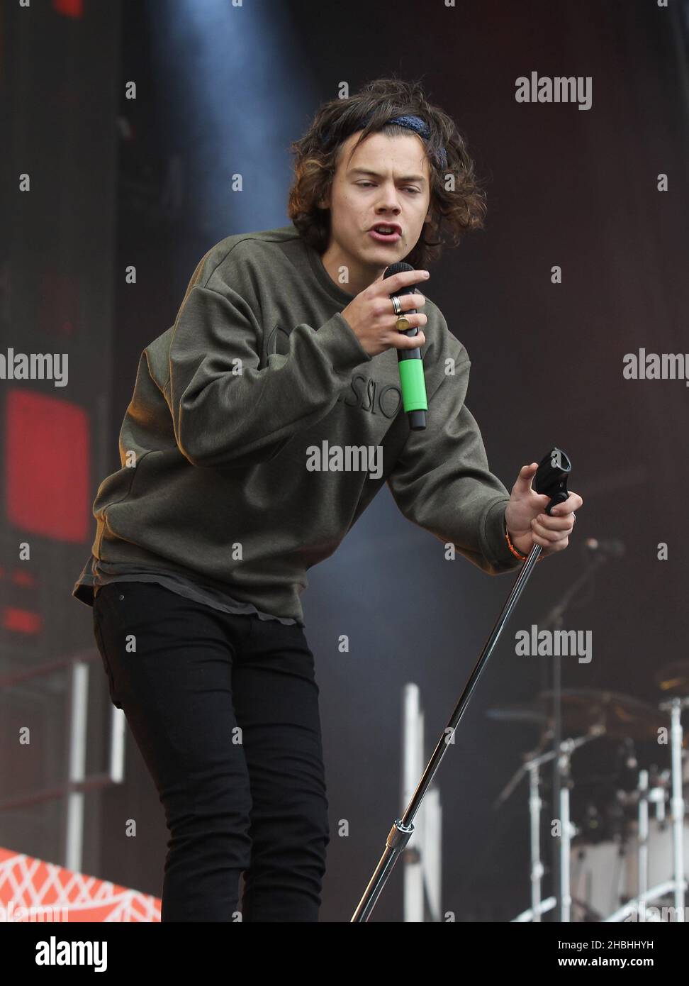 Harry Styles of One Direction actúa en el escenario durante el Festival de  Fin de Semana de la BBC Radio 1 en Glasgow, Escocia Fotografía de stock -  Alamy