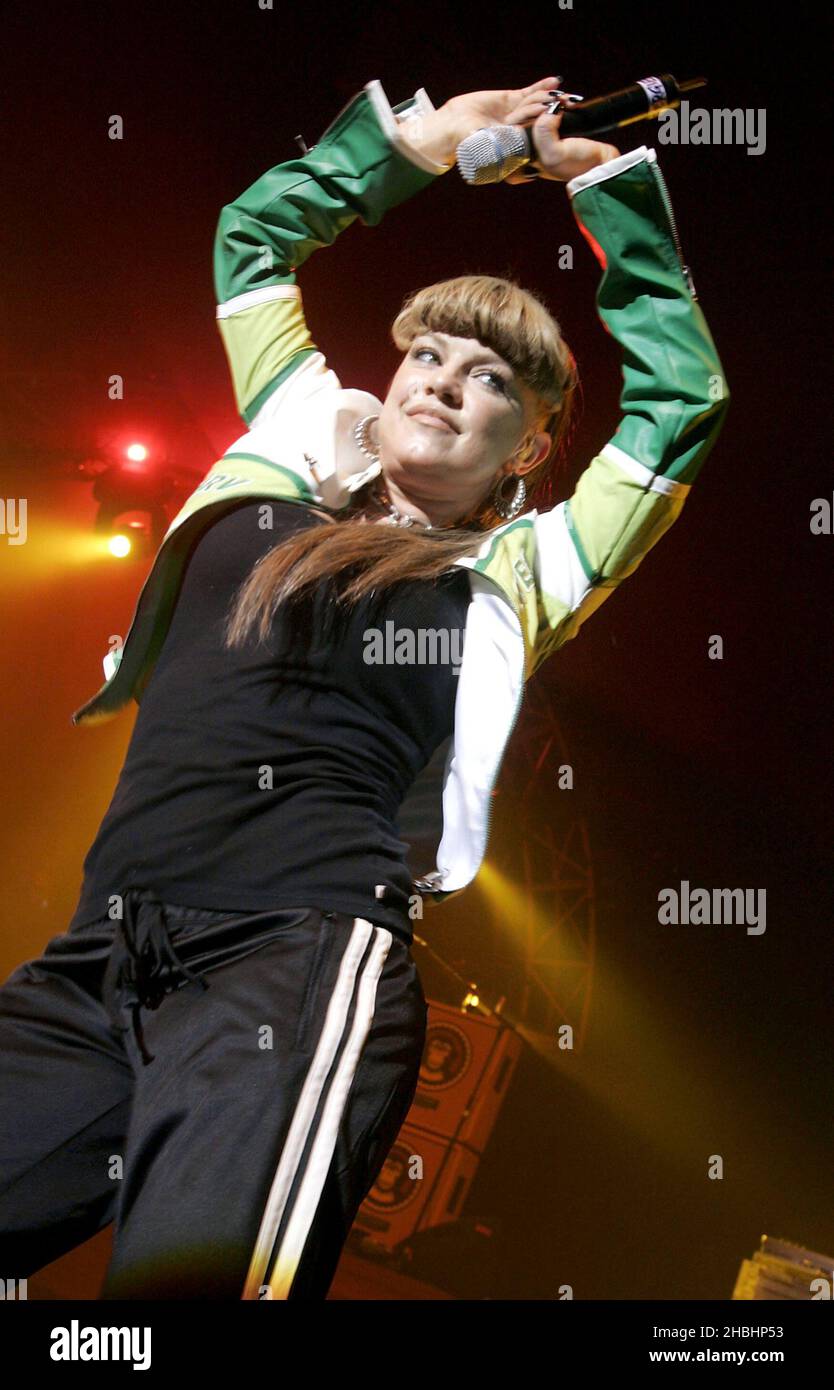 With.I.Am., Apl.de.Ap,Taboo, Fergie de The Black Eyed Peas actúan en el escenario en apoyo de su álbum 'Monkey Business' en el Carling Apollo Hammersmith el 18 de diciembre de 2005 en Londres. Foto de stock