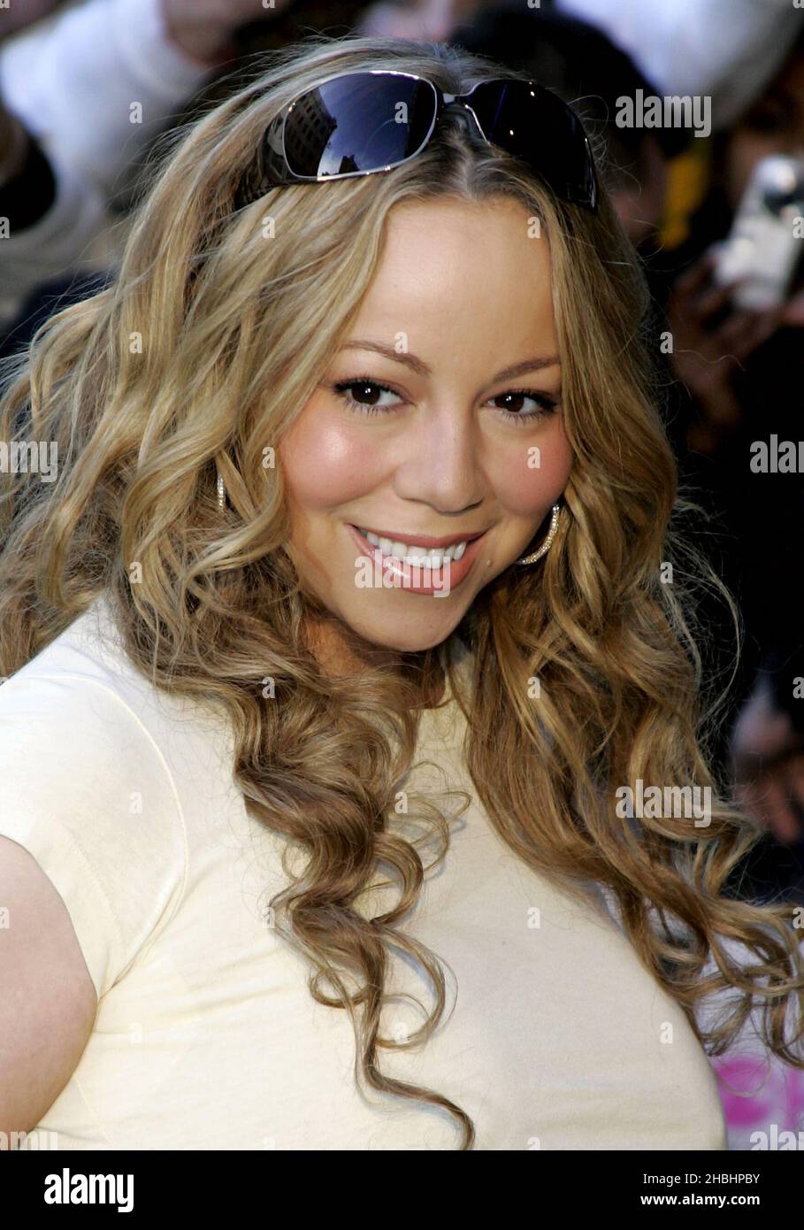 La cantante estadounidense de pop Mariah Carey se reúne con sus fans y firma copias de su galardonado álbum 'The Emancipation of Mimi: Ultra Platinum Edition' en HMV Oxford Street el 4 de diciembre de 2005 en Londres. Foto de stock