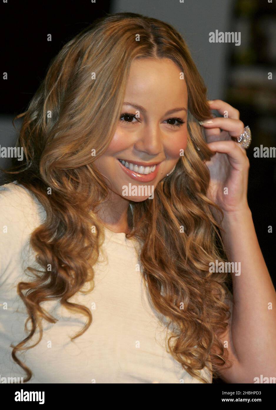 La cantante estadounidense de pop Mariah Carey se reúne con sus fans y firma copias de su galardonado álbum 'The Emancipation of Mimi: Ultra Platinum Edition' en HMV Oxford Street el 4 de diciembre de 2005 en Londres. Foto de stock