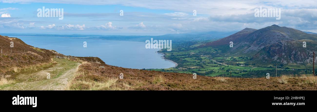 Vista al este desde las laderas de Yr eIFL pasando los picos de Gyrn Ddu y Gyrn Goch hacia Caernarfon y Anglesey. Foto de stock