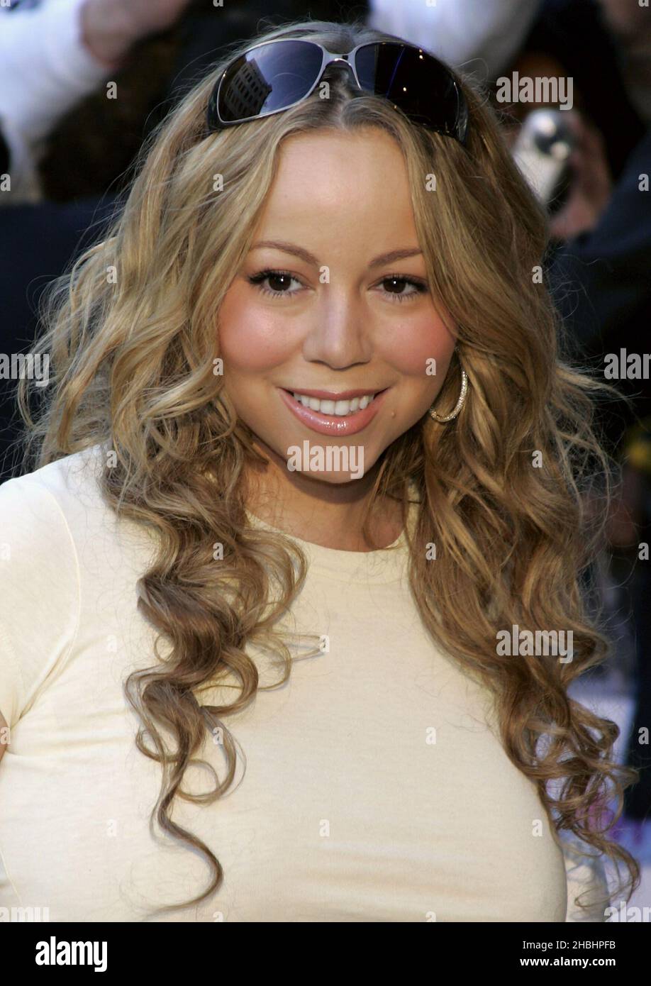 La cantante estadounidense de pop Mariah Carey se reúne con sus fans y firma copias de su galardonado álbum 'The Emancipation of Mimi: Ultra Platinum Edition' en HMV Oxford Street el 4 de diciembre de 2005 en Londres. Foto de stock