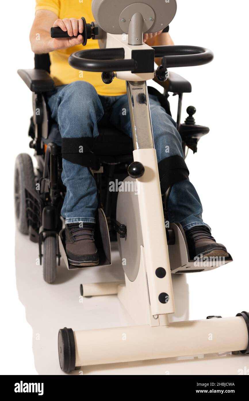 Un hombre discapacitado tiene un ejercicio de rehabilitación en sus piernas. Aislado sobre el fondo blanco Foto de stock