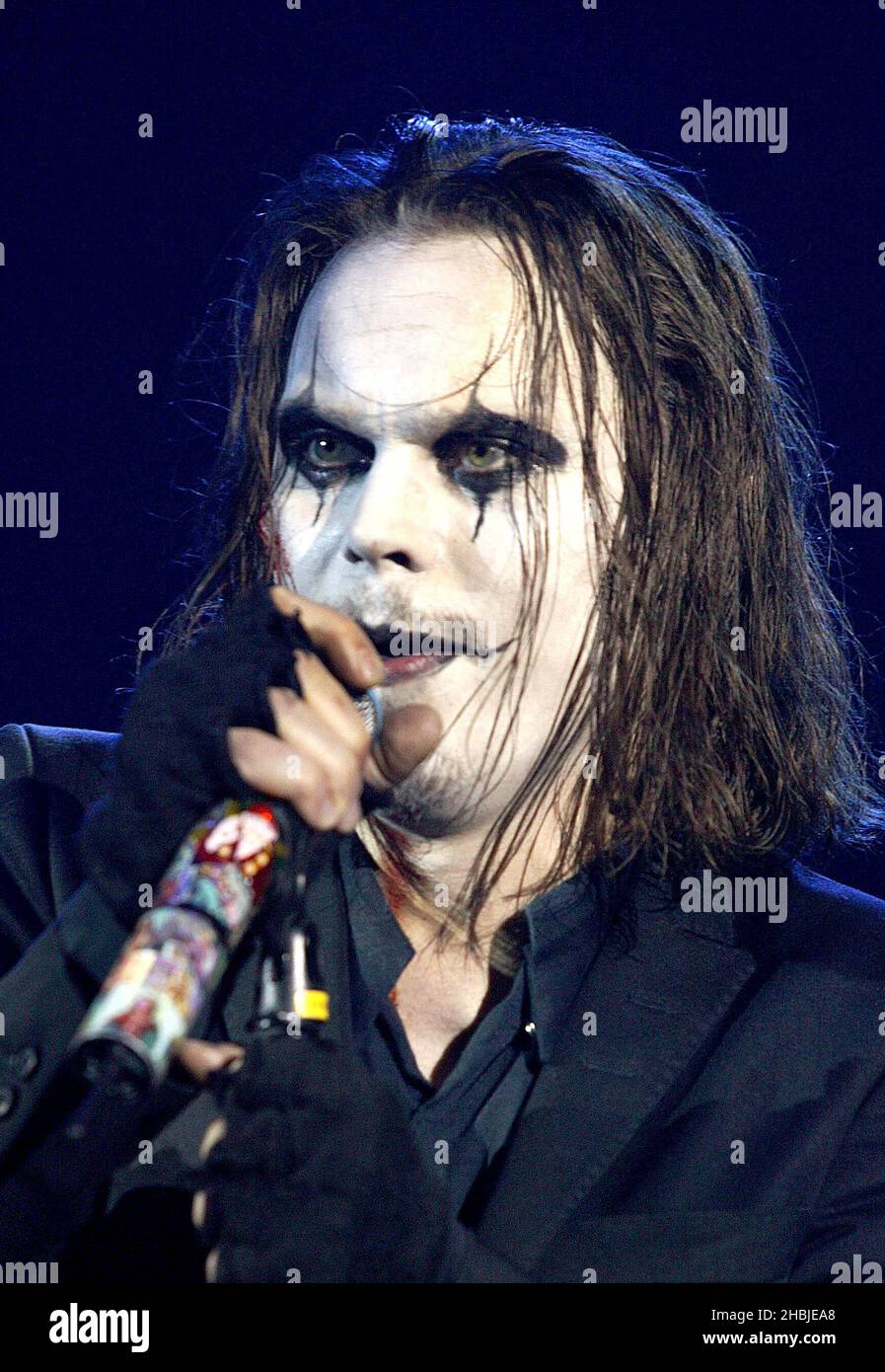 Ville Valo del grupo de rock finlandés HIM actúa en el escenario al final de su gira Halloween Especial show en el Carling Apollo, Hammersmith el 31 de octubre de 2004. Foto de stock
